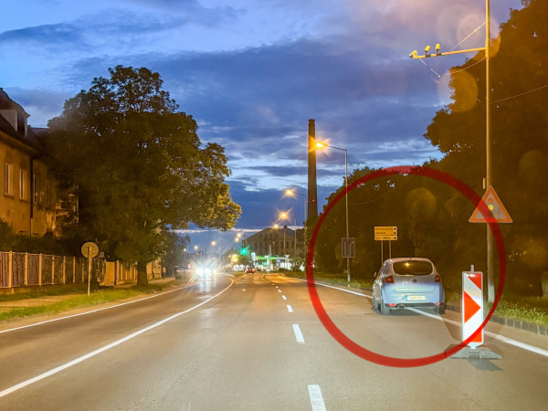 Pokazené auto na Hospodárskej ulici v Trnave. | Foto: Dopravný servis Trnavského rádia